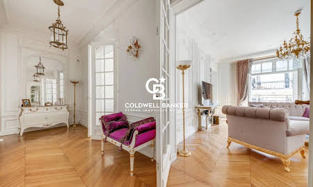 Paris Apartment Rentals - Avenue Montaigne Suite