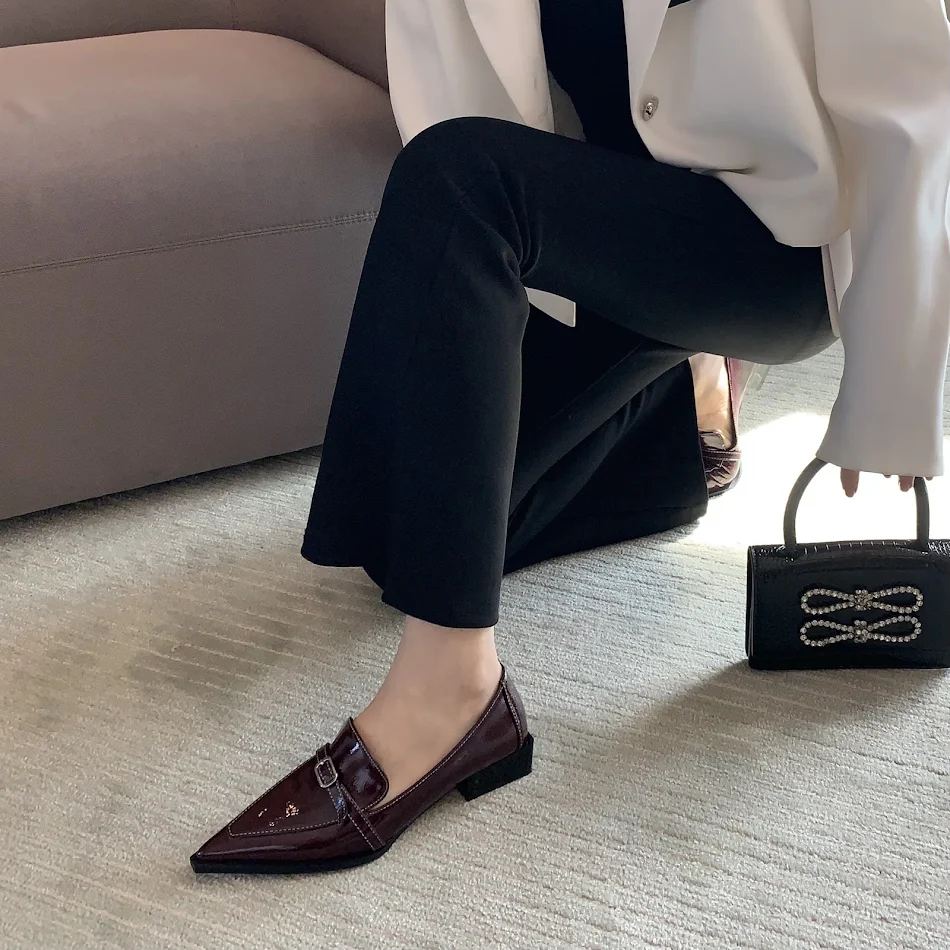 Chaussures en cuir verni à talon épais et fond souple, bout pointu, bouche peu profonde, assorties avec tout