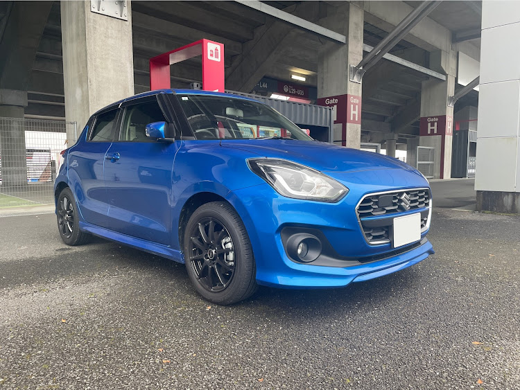 スイフトの納車されて一番最初のカスタム・ZC83S・ホイール交換・熱中症に気をつけて!!に関するカスタム事例の投稿画像1枚目