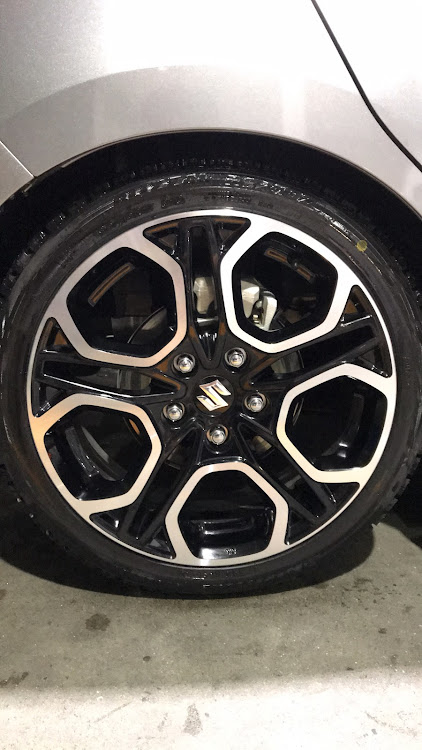 スイフトスポーツのzc33s・洗車・タイヤ交換・スタッドレス・ブリザックに関するカスタム事例の投稿画像3枚目