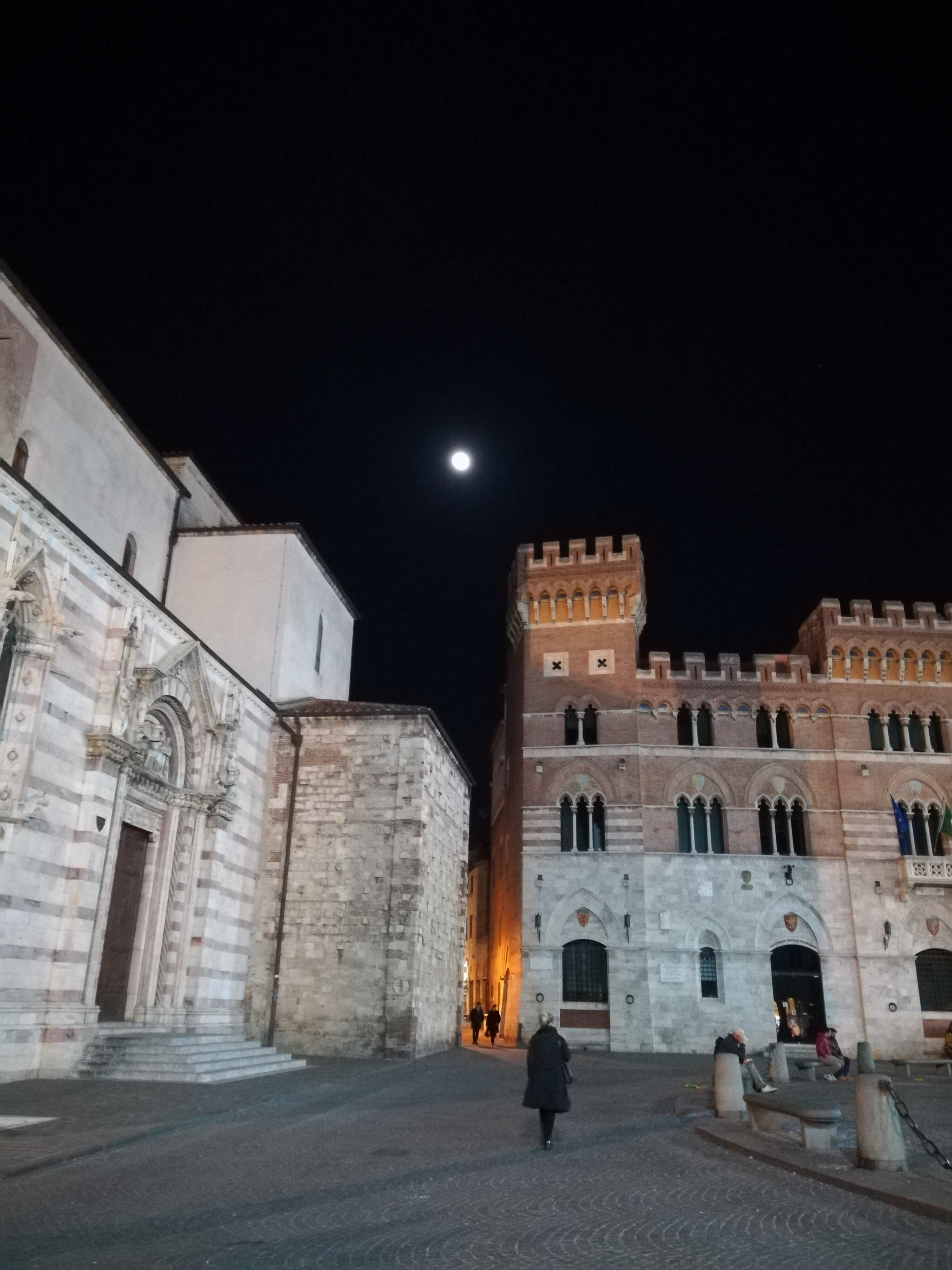 Luna sopra la piazza di FransuaR