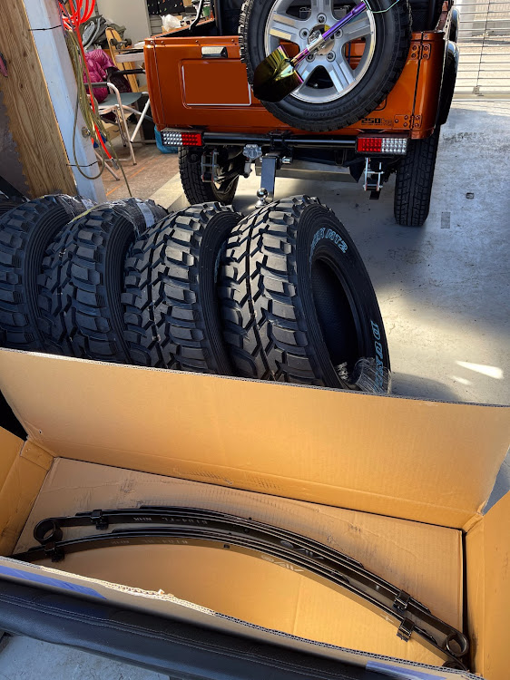 ジムニーのリーフ交換・ボディーリフト・錆転換剤・荷台にシート装着・タイヤ交換に関するカスタム事例の投稿画像1枚目