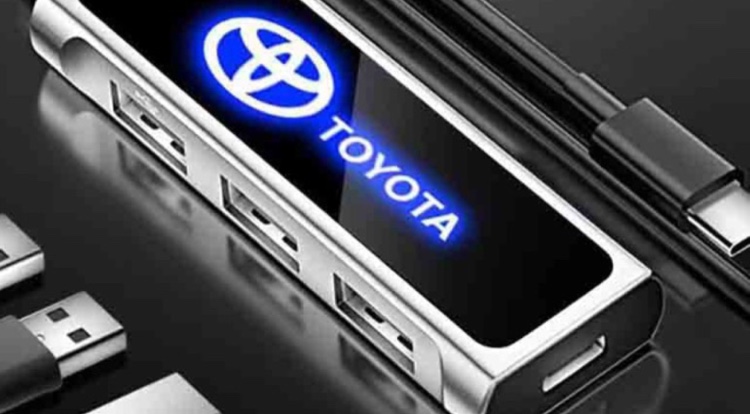 RAV4のUSBスプリッタ・トヨタマーク発光・アルミ合金素材・光らせたい病・北海道に関するカスタム事例の投稿画像1枚目
