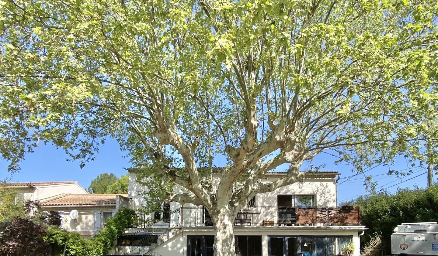 House with terrace Sénas