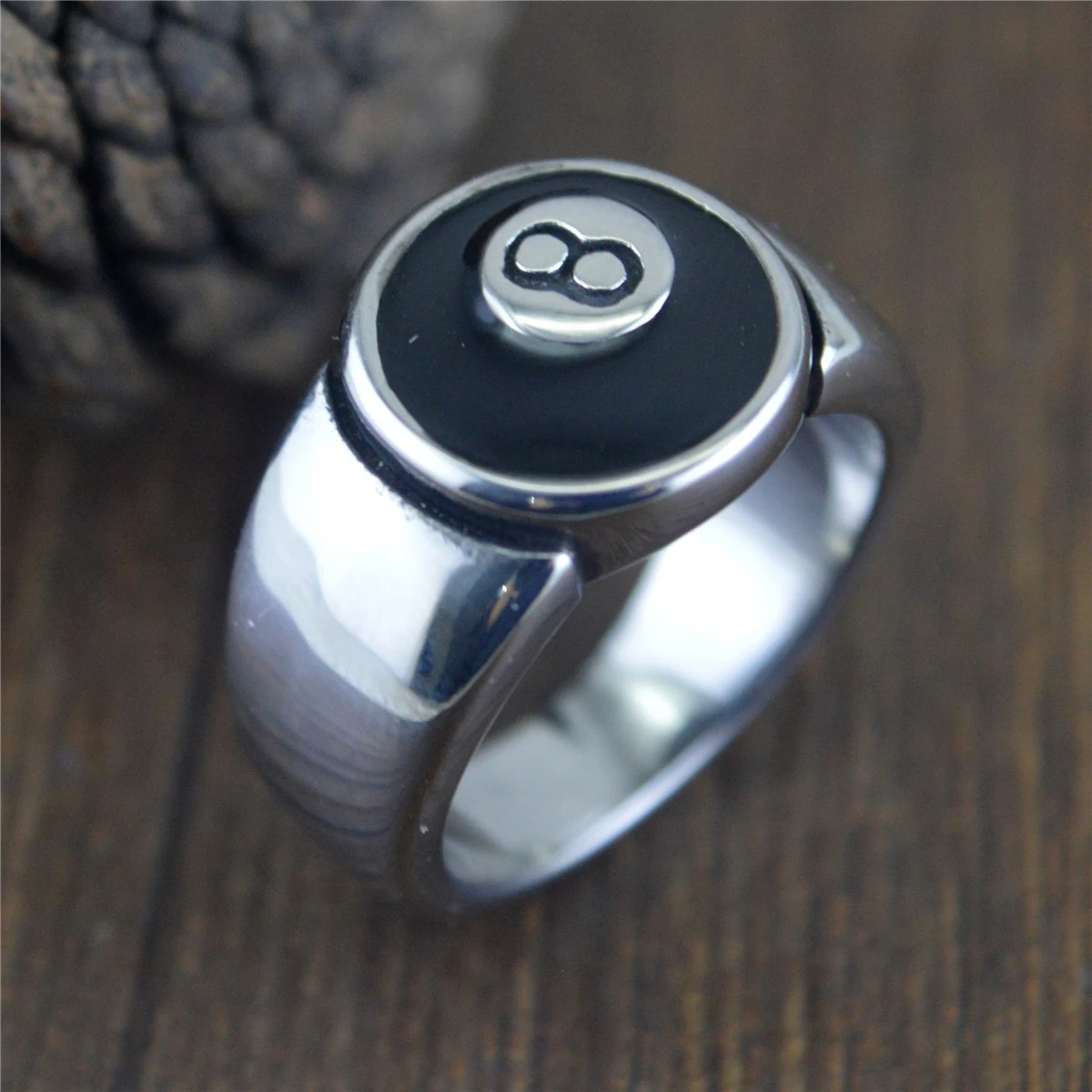 Title 6, Vintage titanium stalen ring met 8-ball biljart...