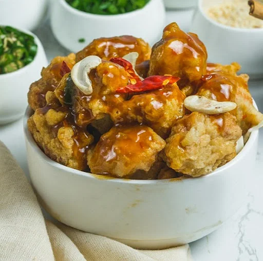 Chicken With Cashew Nut And Dry Chilli (12 Pcs)
