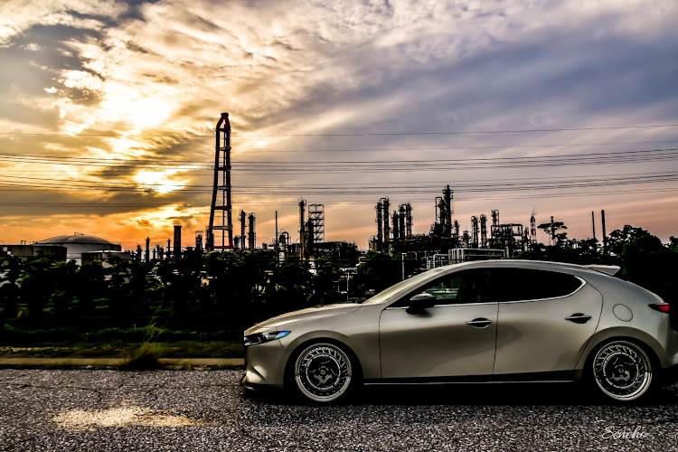 MAZDA3の工場・プラチナクォーツメタリックに関するカスタム事例の投稿画像2枚目