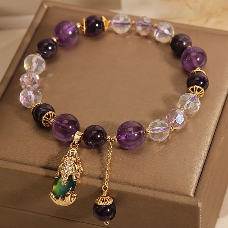 Natürliches Amethyst Perlenarmband im ethnischen Stil für Damen. Edler Schmuck für mehr Ausstrahlung und spirituelles Wohlbefinden.