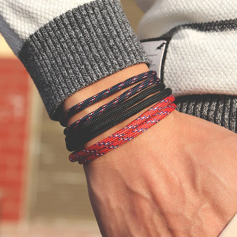 Conjunto de pulseiras ajustáveis artesanais para homens. Estilo e elegância em um design único. Um acessório perfeito para completar seu visual.