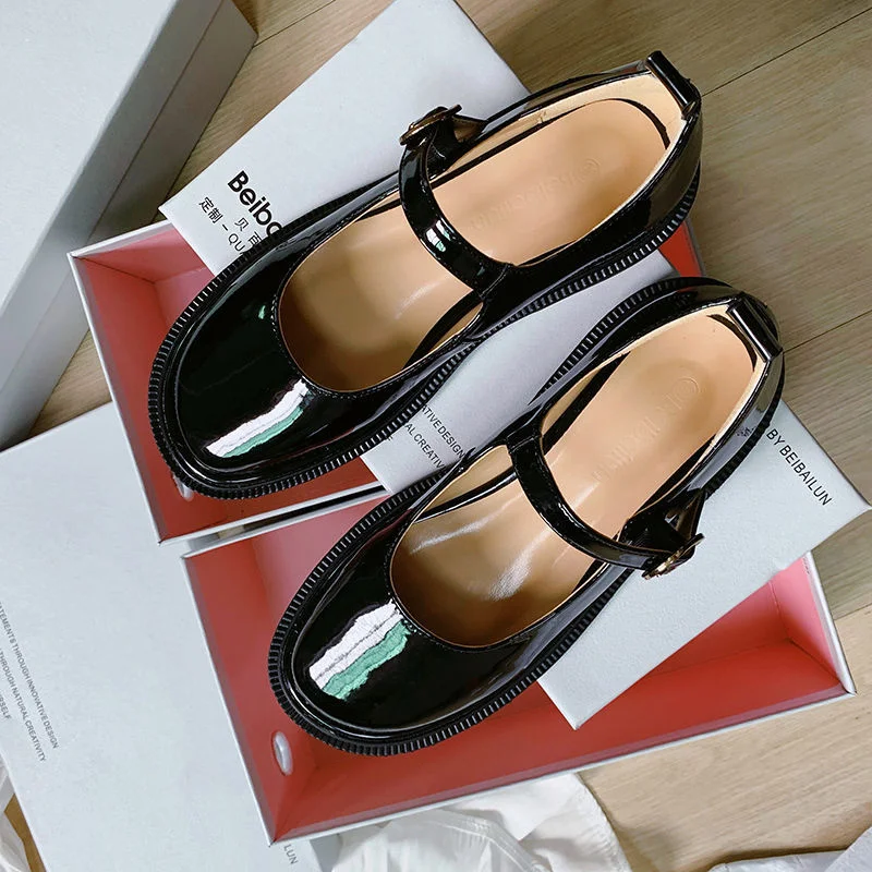 Zapatos planos estilo británico de colegiala, charol versátil, pequeños y de cuero. Perfectos para un look diario elegante y cómodo.