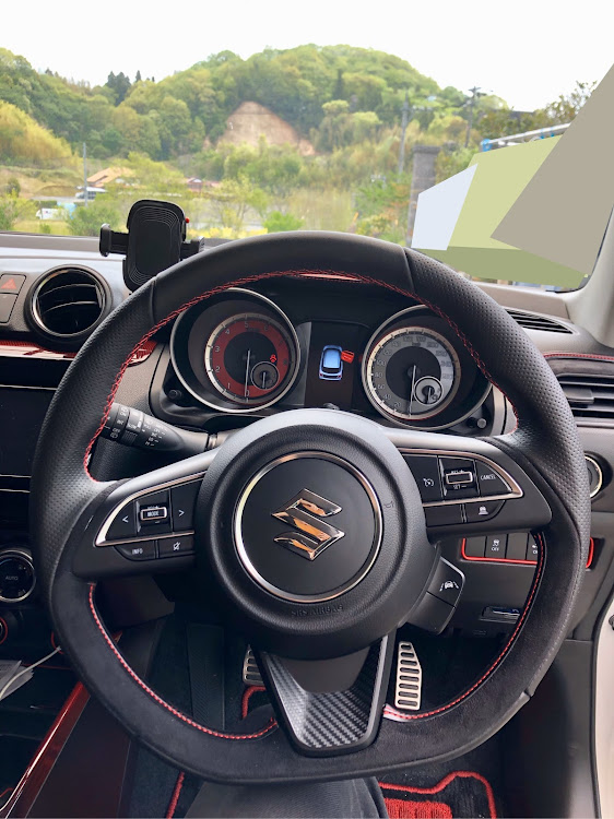 スイフトスポーツのzc33s・GW・スウェード貼り・ダブルステッチシート・カーボンシート貼り付けに関するカスタム事例の投稿画像1枚目