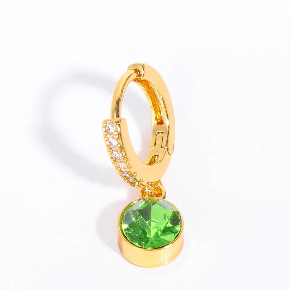 Boucles d'oreilles en zirconium de décembre pour femmes. Élégance et éclat au quotidien. Un cadeau idéal. Sublimez votre look avec ces bijoux.