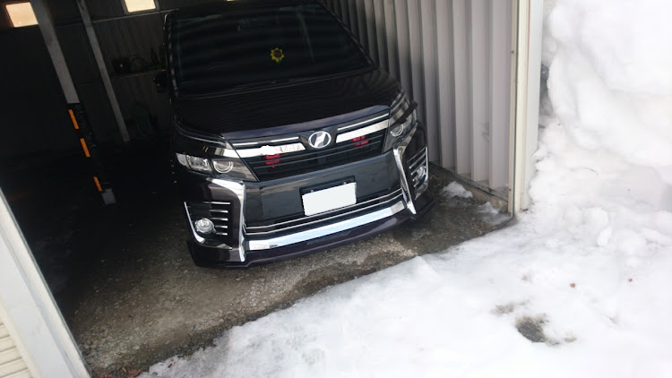 ヴォクシーの車庫脱出失敗・着地・雪解けろ・S.N.Fに関するカスタム事例の投稿画像1枚目