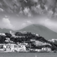 Stretti in un solo e unico grande  abbraccio, Puteoli e Vesuvius... di 