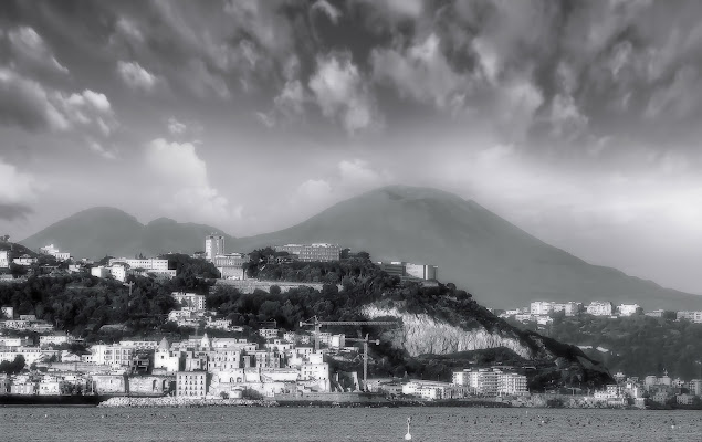 Stretti in un solo e unico grande  abbraccio, Puteoli e Vesuvius... di Brontolone