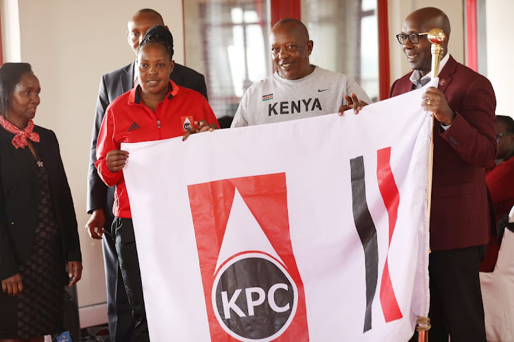 Kenya pipeline coach Paul Gitau (C) with captain Rose Magoi (left) and comapny's Human Resource Committee chairman Ken Wathome (R) during the send-off