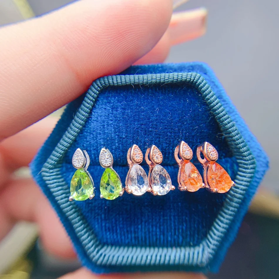 Brincos de prata 925 com delicado mosaico de gemas naturais coloridas. Elegância e brilho que realçam sua beleza.