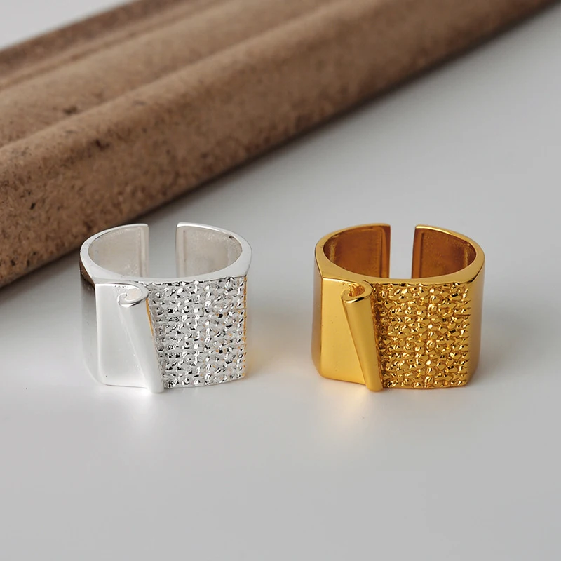 Title 4, Bague dindex féminine avec texture origami. De...
