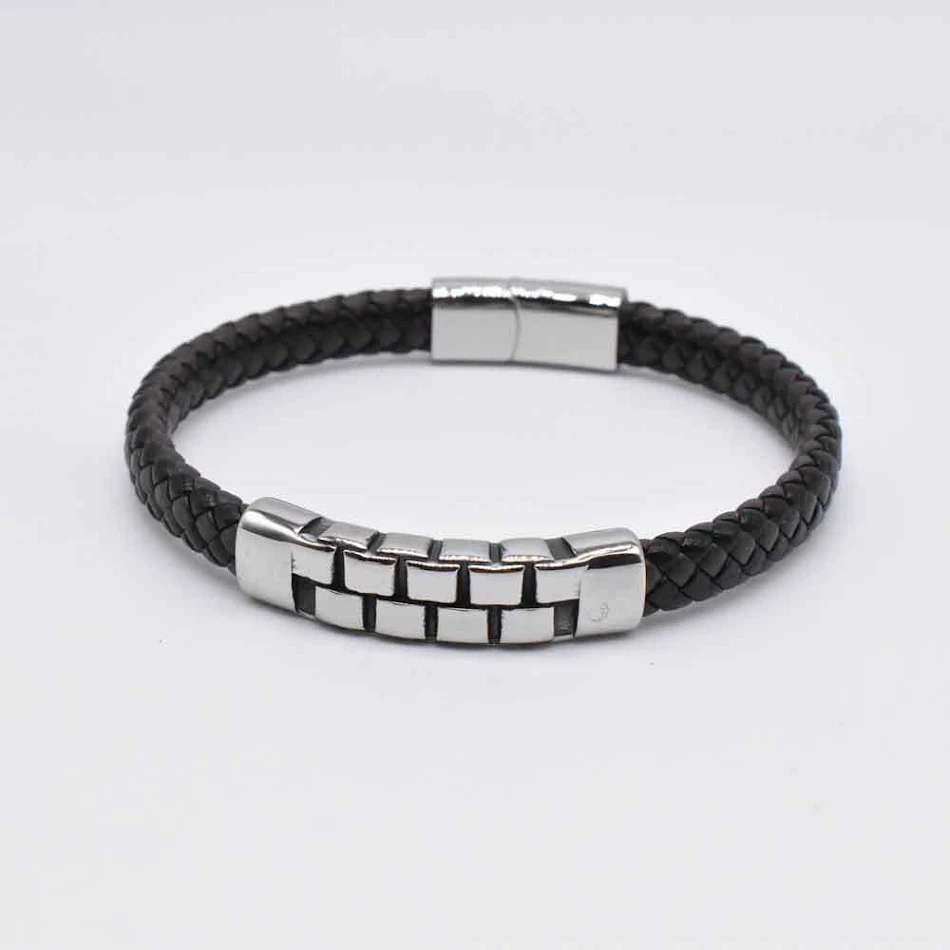 Bracciale da uomo in pelle intrecciata con accessori in acciaio al titanio fuso, elegante e resistente, perfetto per un look maschile e sofisticato.