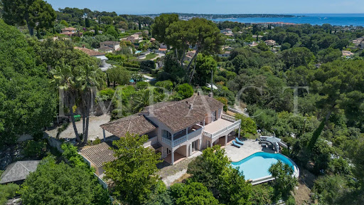 Seaside villa with pool and terrace 3