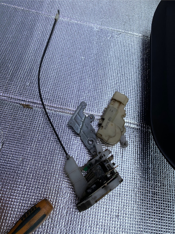 ファンカーゴのドアロックモーター交換・DIYに関するカスタム事例の投稿画像6枚目