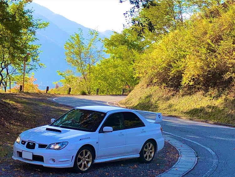 インプレッサ WRXの紅葉と愛車・ワインディングに関するカスタム事例の投稿画像1枚目