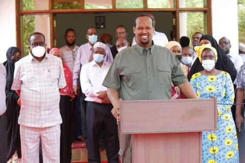 Mandera Governor Ali Roba addressing the press at the county headquarters on Wednesday flanked by CRA commissioners who are in the county to assess the impact of devolution since 2013.