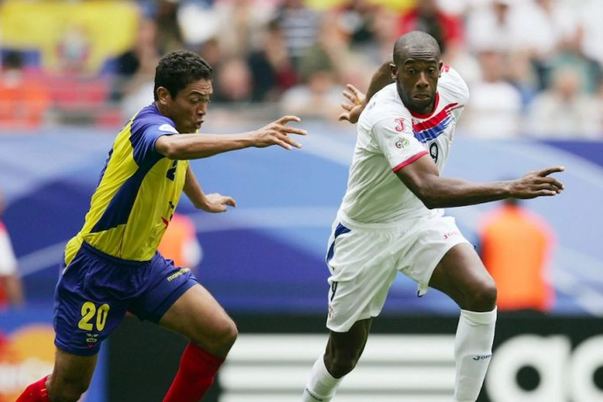 Paulo Wanchope utilise les mains