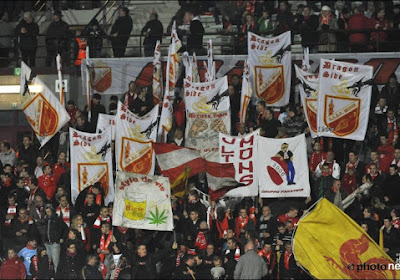 Les supporters montois envahissent le terrain après le match contre Tubize