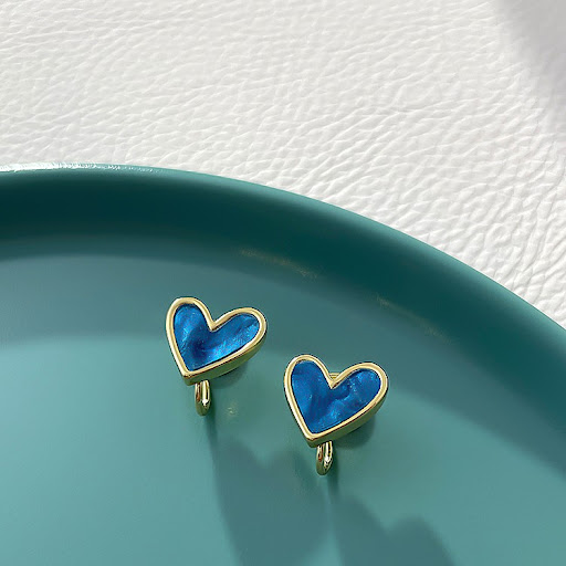 Title 3, Love Quicksand small and simple ear clip for an...