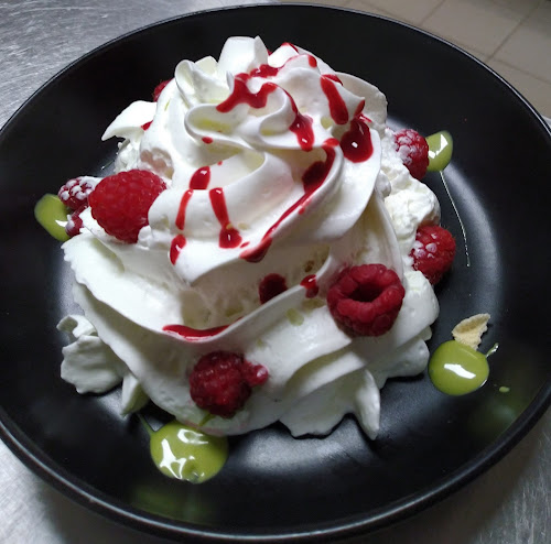 Merveilleux, framboise et chantilly à l'estragon.