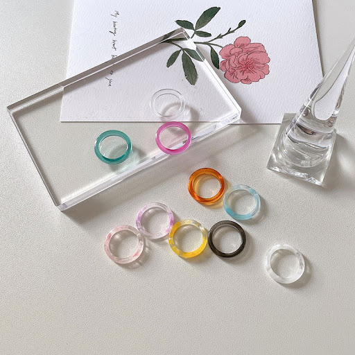 Title 5, Ring Acrylic Black and White Jewelry Gift Styli...