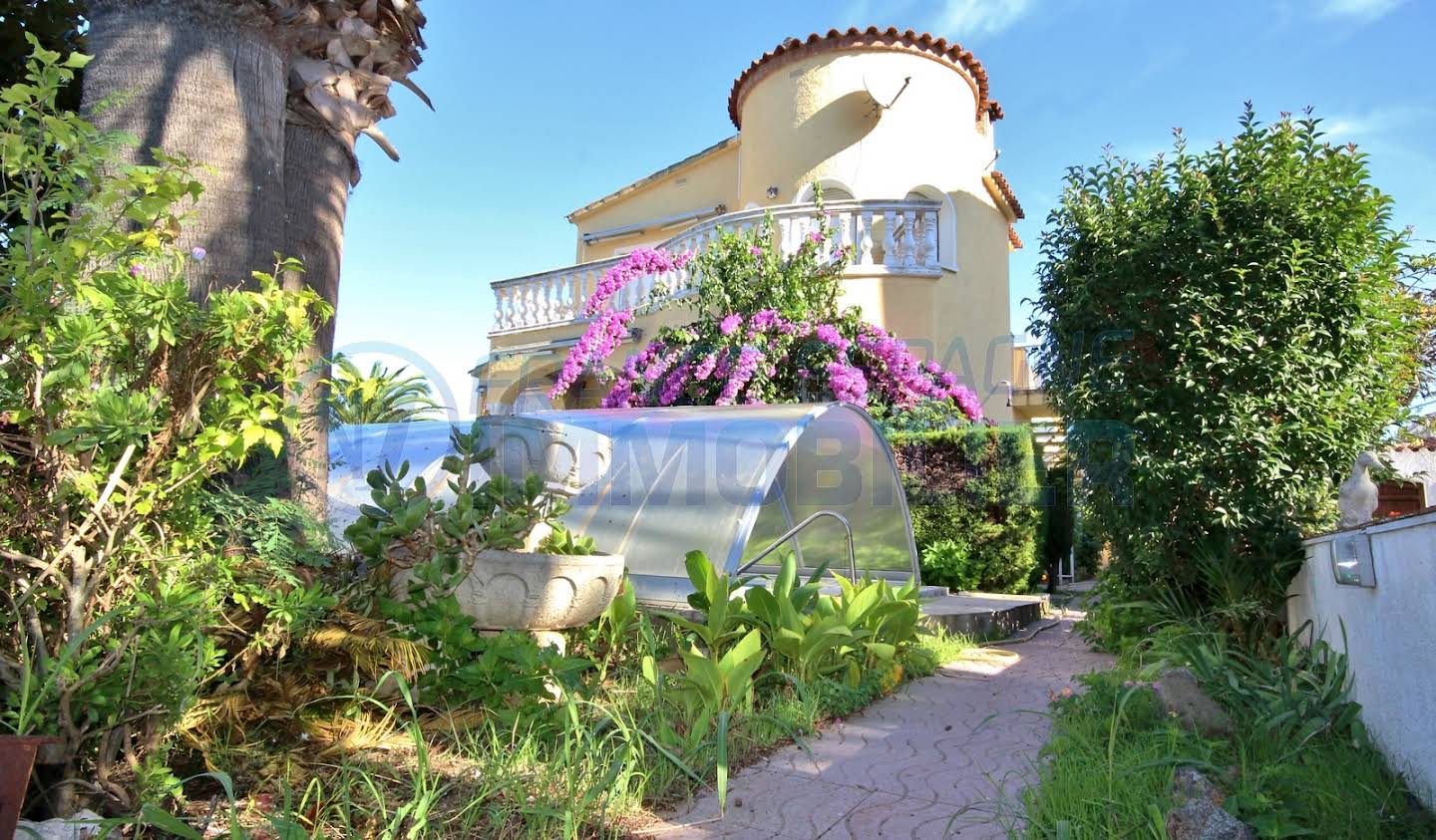 Villa with pool and garden Empuriabrava