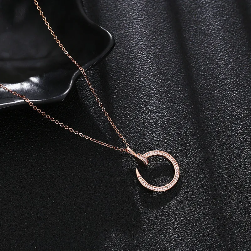 Colar feminino de aço titânio Joia moderna e resistente à água Design elegante e durável Perfeito para uso diário ou ocasiões especiais Um presente ideal