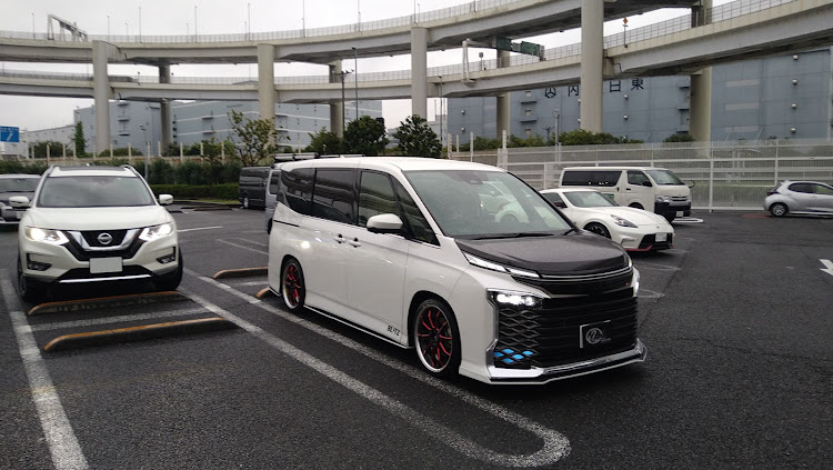 ヴォクシーのドライブ・車高調整に関するカスタム事例の投稿画像1枚目