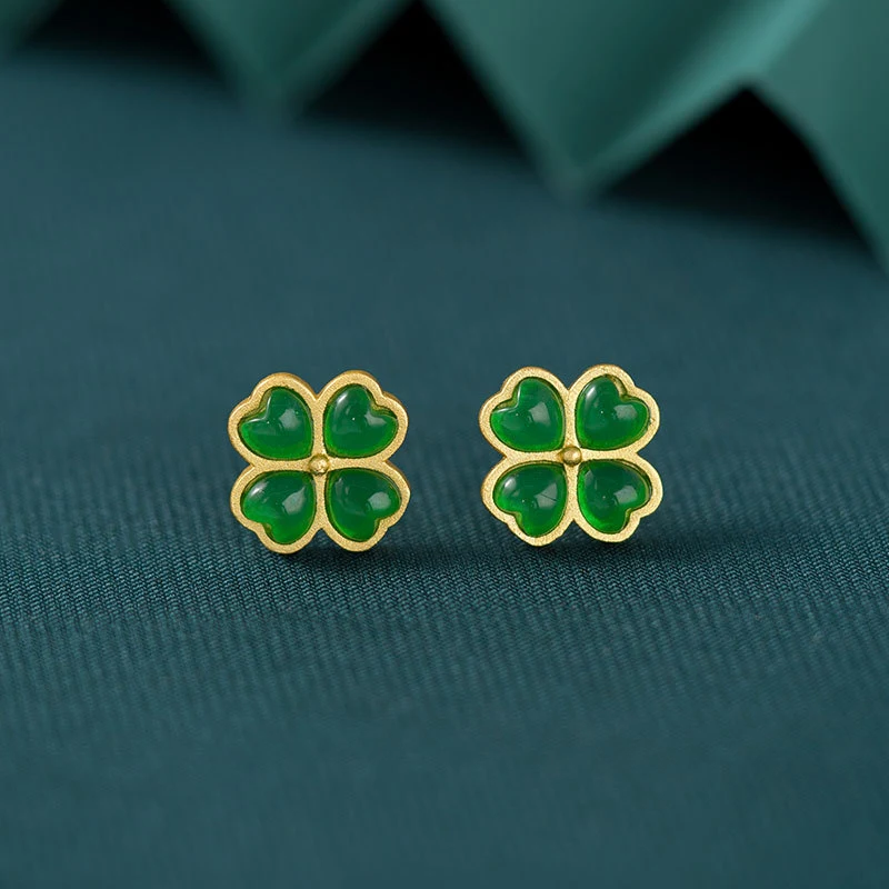 Brincos de Stud com Agulha de Prata Esterlina Retro Love Clover, adicionando um toque retrô e de amor, perfeitos para uso diário.