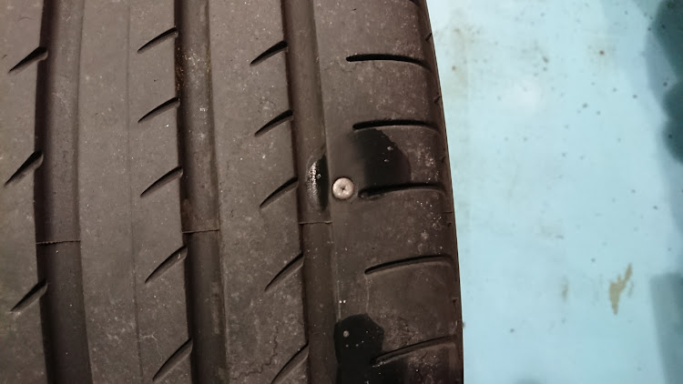WRX STIのパンク修理・DIY・6ヶ月点検・空気圧チェックに関するカスタム事例の投稿画像1枚目