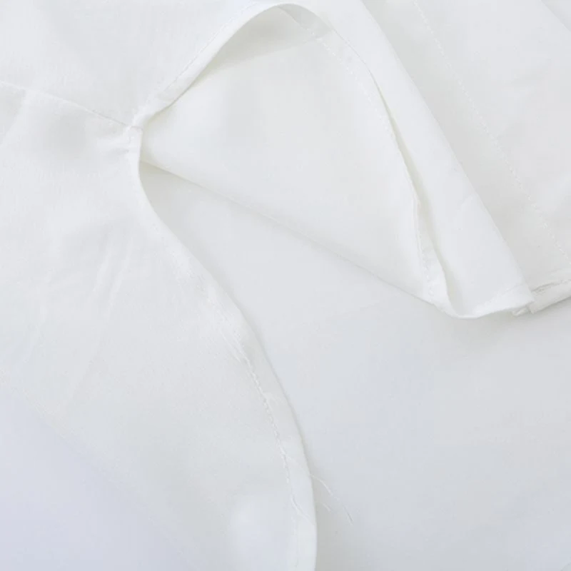 Camisa de manga tres cuartos con diseño de cadena, elegante y audaz, para un look rudo y atractivo, perfecta para hombres con estilo.