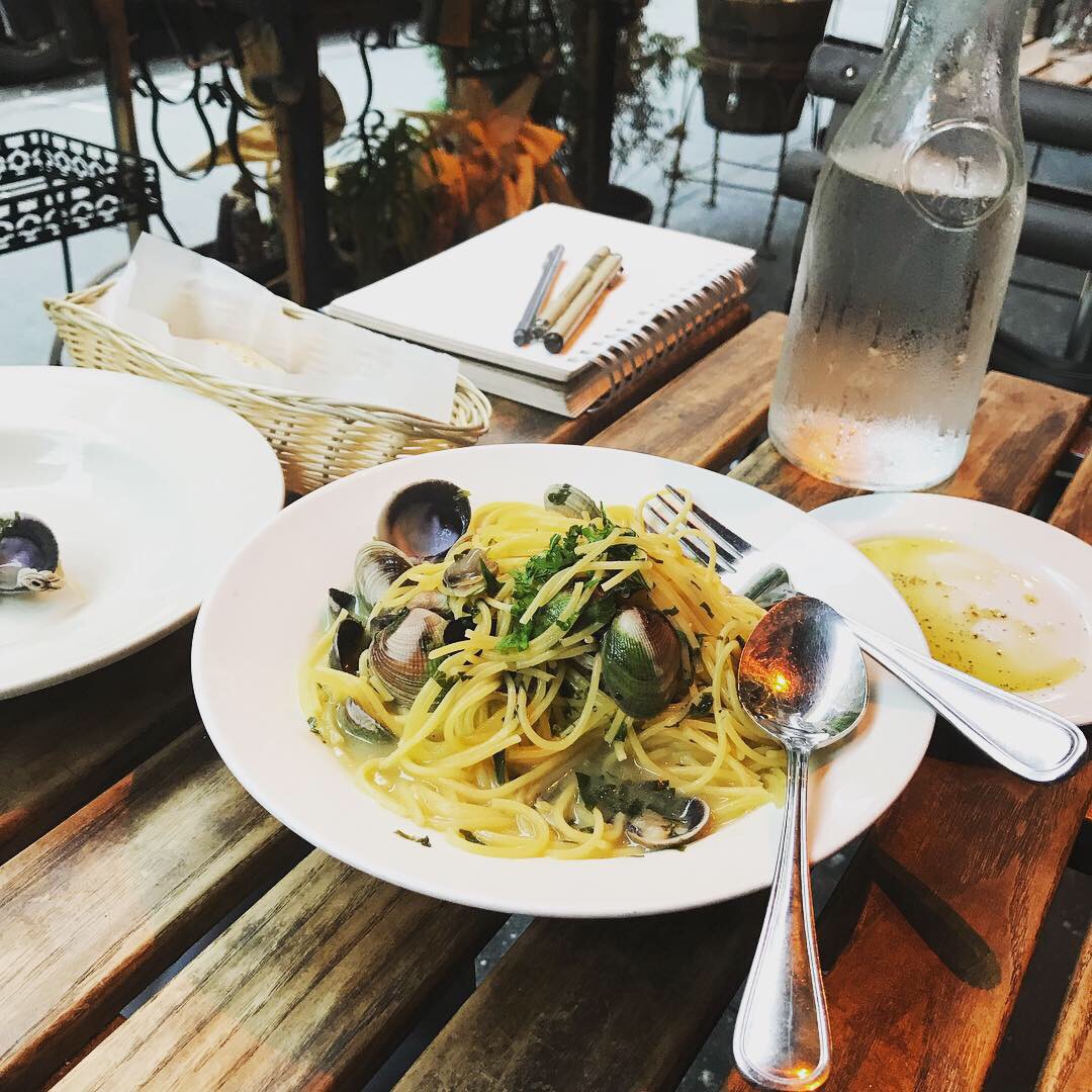 Spaghetti vongole with a bread basket