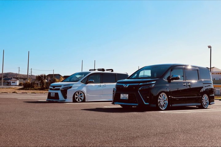 ヴォクシーの岡山・80ヴォクシー・ハイブリッド【ZS・煌Ⅱ】・80ヴォクシーコラボ・一応車高調入ってます！に関するカスタム事例の投稿画像2枚目