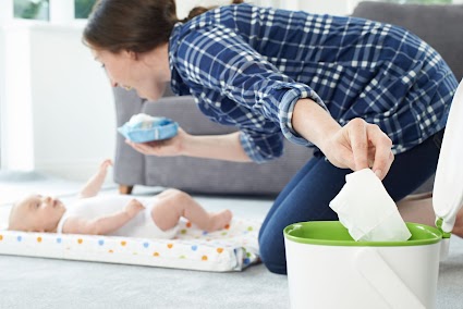 Chusteczki nawilżane czy waciki i woda do czyszczenia pupy dziecka?