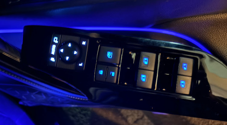 RAV4のウィンドスイッチ・セロファン貼り付け・ダメ元挑戦・北海道に関するカスタム事例の投稿画像4枚目