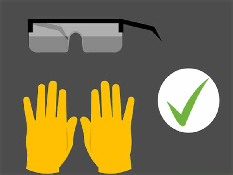 Cần trang bị găng tay và kính bảo vệ trước khi sạc bình ắc quy cho ô tô