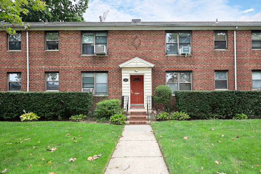 Luxury property for sale in Flushing (United States) - Brick facade with lawn and walkway