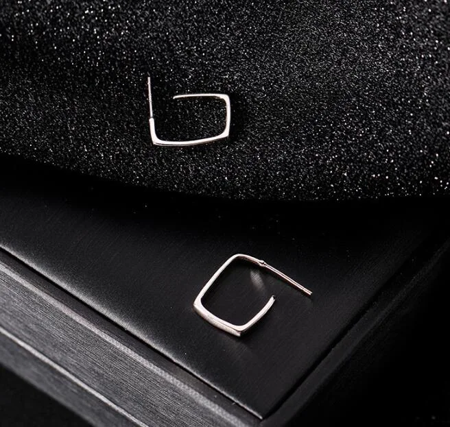 Boucles d'oreilles carrées femme en argent sterling S925, simples et tendance. L'accessoire idéal pour un look sophistiqué au quotidien.