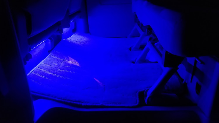 エブリイワゴンのDIY・LED・フットイルミ・ブルー・LEDテープに関するカスタム事例の投稿画像3枚目