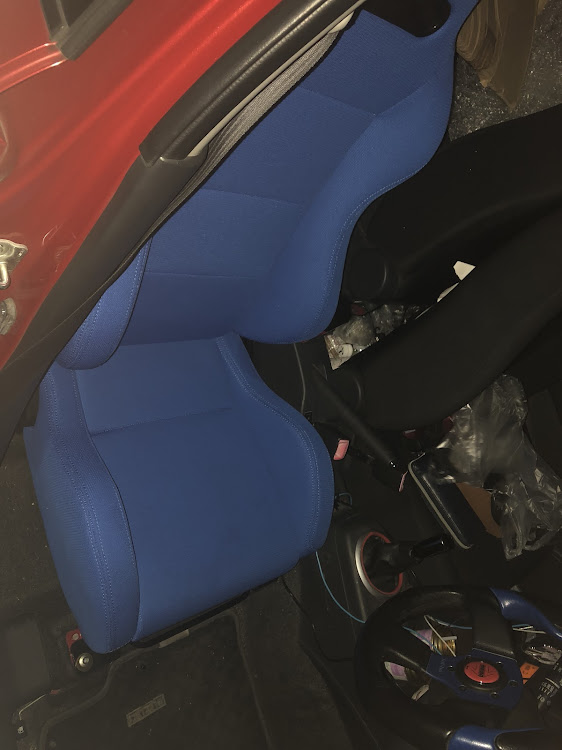 スイフトのシート交換・セミバケットシート・プチ旅行・ローポジションレール取り付け・DIYに関するカスタム事例の投稿画像2枚目