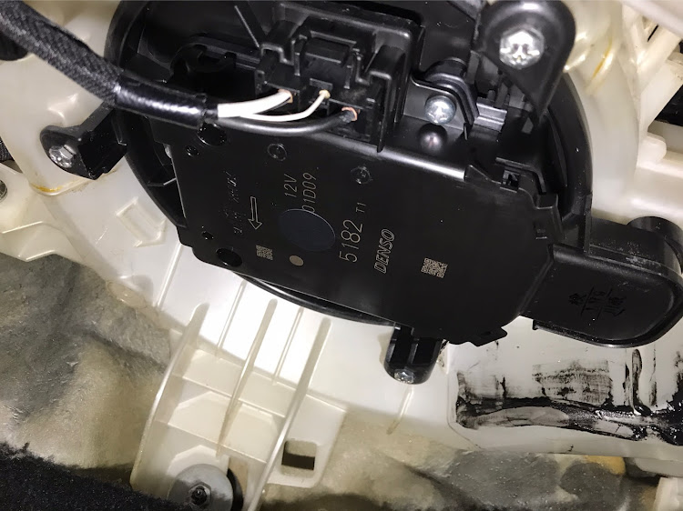 ハママツオートさんが投稿したレクサス・ct200・ブロアモーター・エアコン異音・エアコン修理に関するカスタム事例の投稿画像5枚目