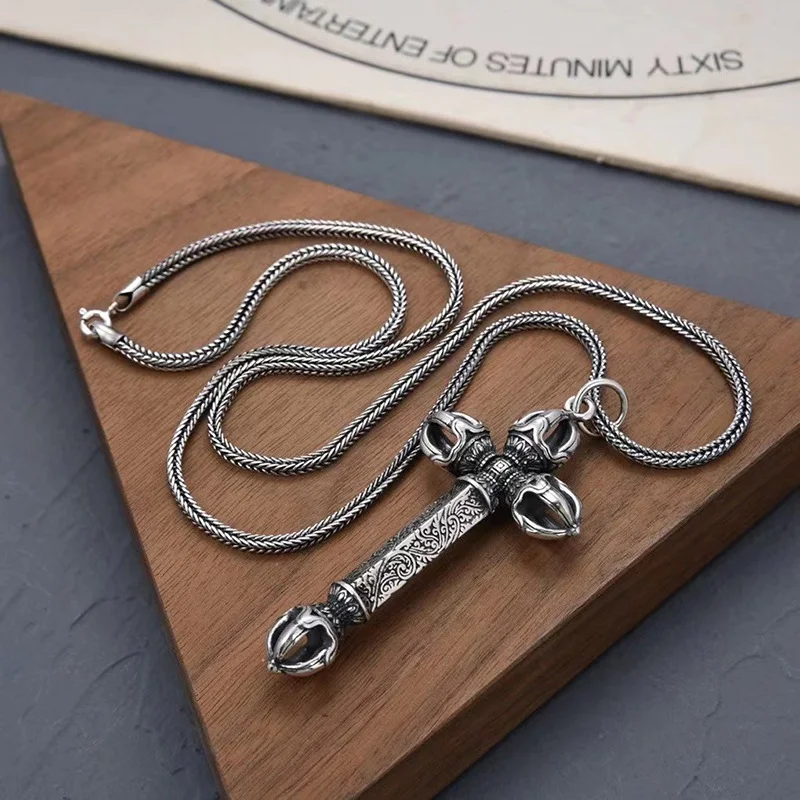 Collier pendentif vintage en argent sterling S925 pour homme, un bijou élégant pour affirmer votre style avec authenticité et une qualité durable.