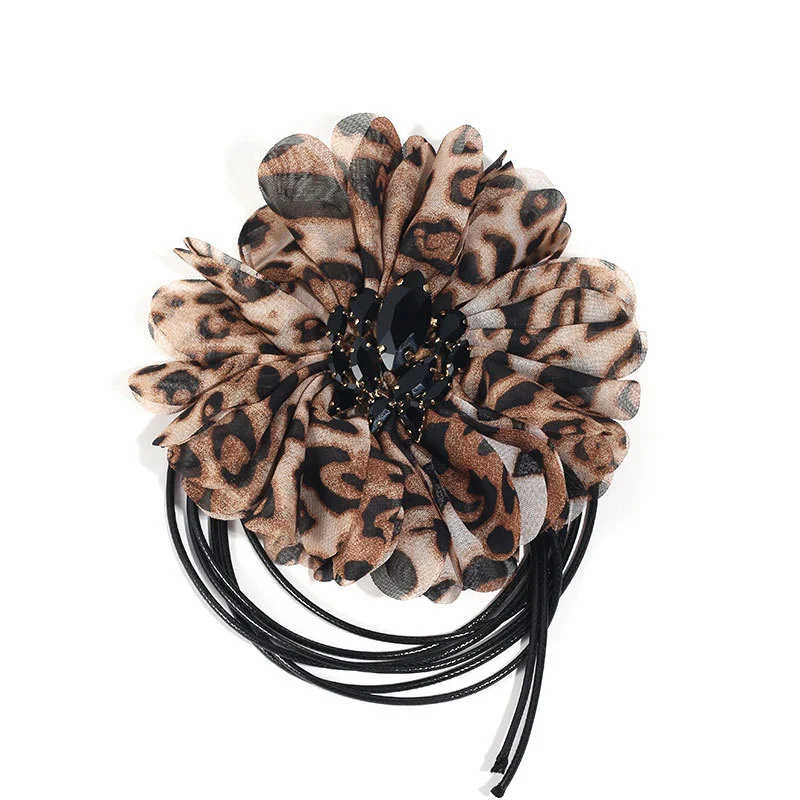 Collier floral vintage élégant et gracieux. Nouveau design pour un look sophistiqué et intemporel. Parfait pour sublimer votre tenue et votre féminité.